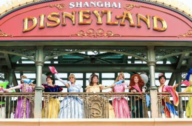El Disneyland en Shanghái reabrió sus puertas para dar la bienvenida a invitados y fanáticos. Aquí les compartimos algunas imágenes y un video.