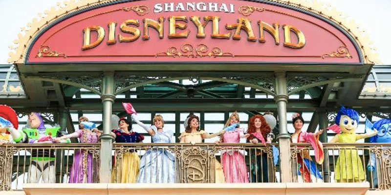 El Disneyland en Shanghái reabrió sus puertas para dar la bienvenida a invitados y fanáticos. Aquí les compartimos algunas imágenes y un video.
