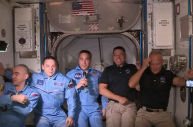 Los dos astronautas de la cápsula Crew Dragon de SpaceX abordaron este domingo 31 de mayo la Estación Espacial Internacional tras un acople exitoso.