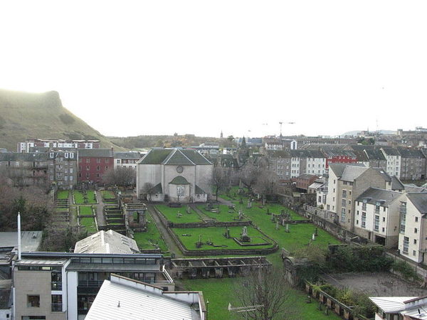 Cannongate Kirkyard en Edimburgo
