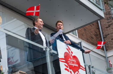 Dinamarca festejó el cumpleaños de Margarita II. La gente cantó y brindó desde sus ventanas y balcones. Los estudiantes de música también se unieron.