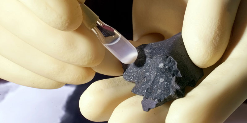 Este material sólido fue transportados a la Tierra en un meteorito.