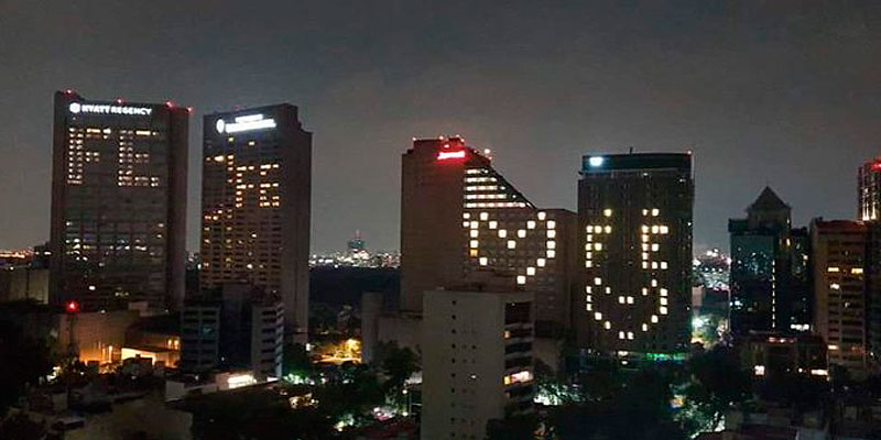 Muchas personas se emocionaron al atestiguar el emotivo mensaje emitido desde las ventanas de los hoteles de Polanco