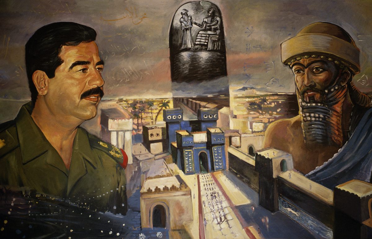 Un mural que representa a Saddam Hussein y al rey Nabucodonosor sobre Babilonia.