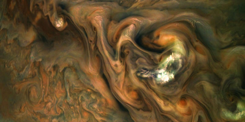 Las cimas de las nubes en Júpiter no forman una superficie simple y plana.