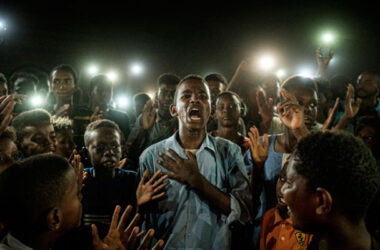 La fotografía del World Press Photo 2020 es de un joven que recita un “poema de protesta” en medio de una multitud