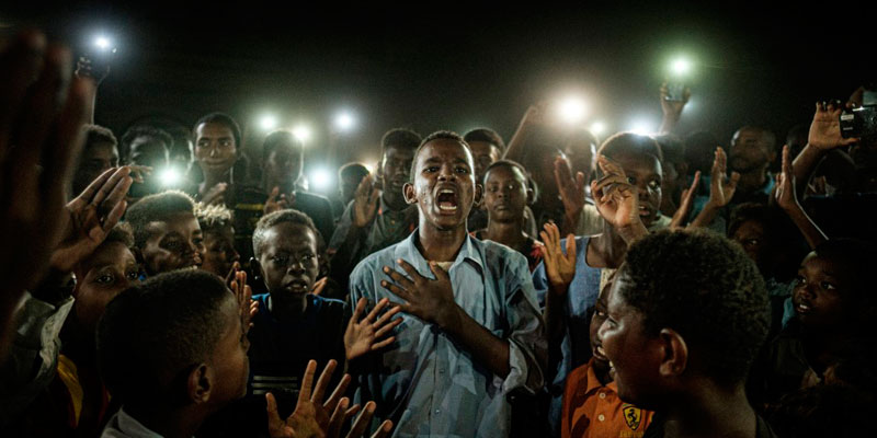 La fotografía del World Press Photo 2020 es de un joven que recita un “poema de protesta” en medio de una multitud