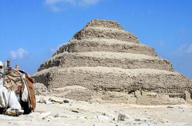 También se trata del “primer edificio por completo construido en piedra en el mundo”