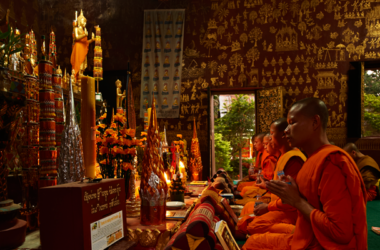 Esta escena se repite a diario en la madrugada y al atardecer en algunos de los templos que existen en Luang Prabang