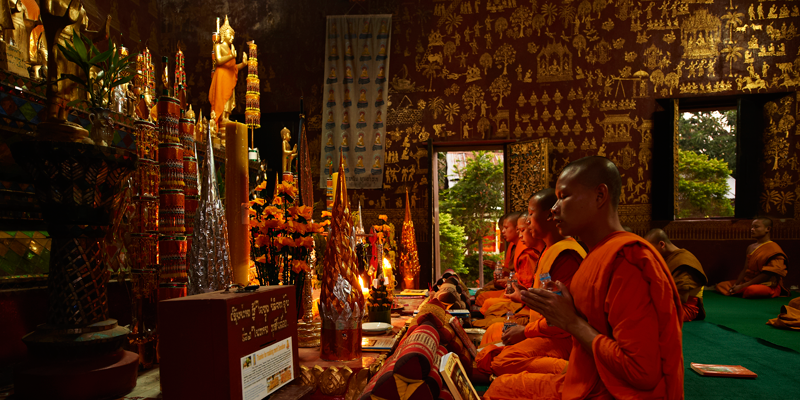 Esta escena se repite a diario en la madrugada y al atardecer en algunos de los templos que existen en Luang Prabang