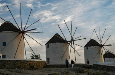 La popular isla griega de Miconos se ha convertido en un territorio fantasma de callejuelas desiertas y comercios cerrados.