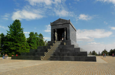 Spomenik Prvoj Þtafeti (Monumento al primer relevo) en Kragujevac