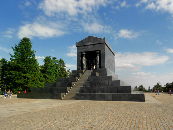Spomenik Prvoj Þtafeti (Monumento al primer relevo) en Kragujevac