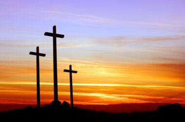 La Semana Santa comienza con el Domingo de Ramos y termina con el Domingo de Pascua o de Resurrección.
